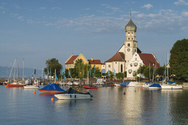 Germany, Bavaria, Wasserburg, View of St Georg church at harbour - ELF000375