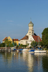 Deutschland, Bayern, Wasserburg, Blick auf die Kirche St. Georg am Hafen - ELF000374