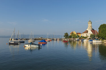 Deutschland, Bayern, Wasserburg, Blick auf die Kirche St. Georg am Hafen - ELF000373