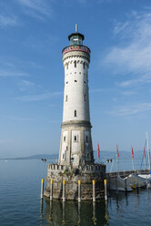Deutschland, Bayern, Lindau, Blick auf Leuchtturm am Hafen - ELF000368