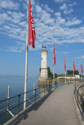 Deutschland, Bayern, Blick auf den Lindauer Hafen mit Leuchtturm - ELF000365