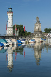 Deutschland, Bayern, Blick auf den Hafen von Lindau mit Leuchtturm und Löwenstatue - ELF000364