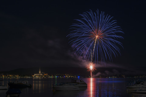 Deutschland, Baden Württemberg, Blick auf Feuerwerk am Bodensee, lizenzfreies Stockfoto