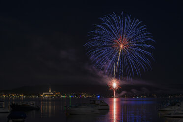 Deutschland, Baden Württemberg, Blick auf Feuerwerk am Bodensee - ELF000357