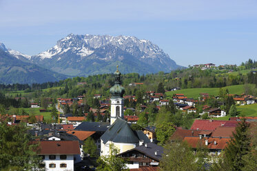 Deutschland, Bayern, Ansicht der Pfarrkirche - LH000264