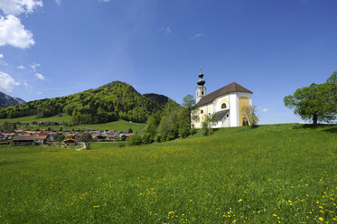 Deutschland, Bayern, Ansicht der Pfarrkirche - LH000266