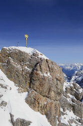 Deutschland, Bayern, Blick auf das Gipfelkreuz der Zugspitze - LHF000275