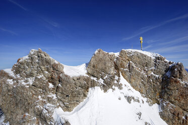 Deutschland, Bayern, Blick auf das Gipfelkreuz der Zugspitze - LHF000278