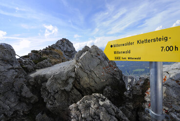 Deutschland, Bayern, Blick auf das Karwendelgebirge - LHF000273