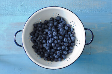 Blueberries in white colander, close up - OD000298