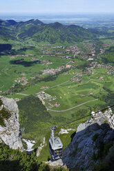 Deutschland, Bayern, Ruhpolidng, Blick auf die Rauschbergseilbahn - LHF000271