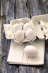 Frische weiße Eier im Eierkarton - OD000301