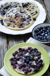 Plate with blueberry pancakes - OD000300