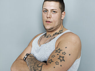 Porträt eines jungen Mannes mit Tattoos, Nahaufnahme - STKF000336