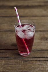 Red currant juice in glass with straw, close up - CZF000013