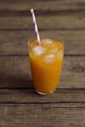 Fresh orange juice in glass with straw, close up - CZF000017