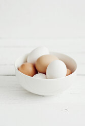 Eggs in bowl on wooden table, close up - CZF000014
