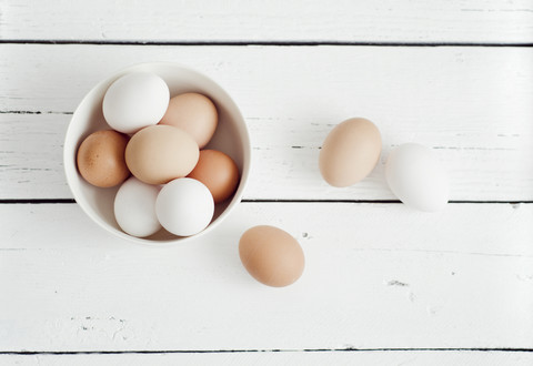 Eier in Schale auf Holztisch, Nahaufnahme, lizenzfreies Stockfoto