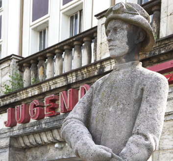 Deutschland, Frankfurt, Statue vor einem Kino - ALE000060