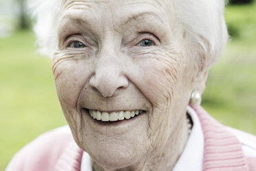 Germany, North Rhine Westphalia, Cologne, Portrait of senior woman, smiling, close up - JAT000194