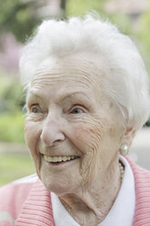 Germany, North Rhine Westphalia, Cologne, Senior woman looking away, smiling - JAT000182