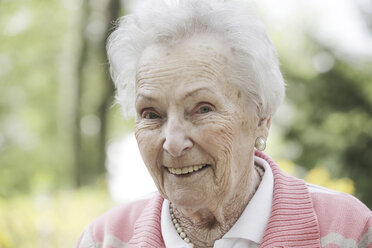 Germany, North Rhine Westphalia, Cologne, Portrait of senior woman, smiling, close up - JAT000186