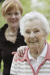 Germany, North Rhine Westphalia, Cologne, Portrait of senior woman and mature woman, smiling - JAT000222