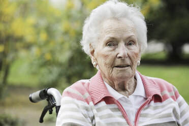 Germany, North Rhine Westphalia, Cologne, Portrait of senior woman sitting on wheelchair, close up - JAT000197