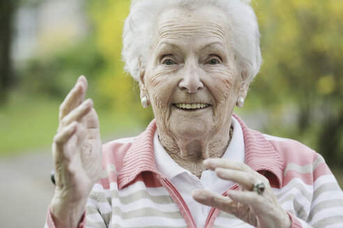 Germany, North Rhine Westphalia, Cologne, Portrait of senior woman, smiling, close up - JAT000218