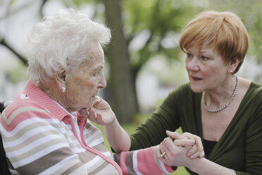 Deutschland, Nordrhein-Westfalen, Köln, Seniorin hält Hände einer reifen Frau, Nahaufnahme - JAT000209