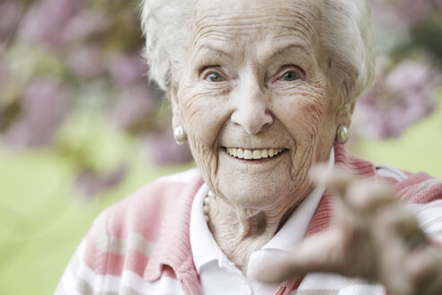 Germany, North Rhine Westphalia, Cologne, Portrait of senior woman, smiling, close up - JAT000208