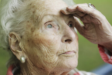 Germany, North Rhine Westphalia, Cologne, Senior woman looking away, close up - JAT000167