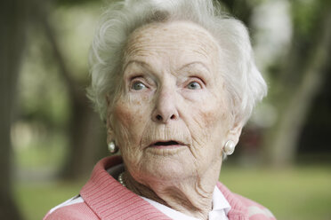 Germany, North Rhine Westphalia, Cologne, Senior woman looking away, close up - JAT000166
