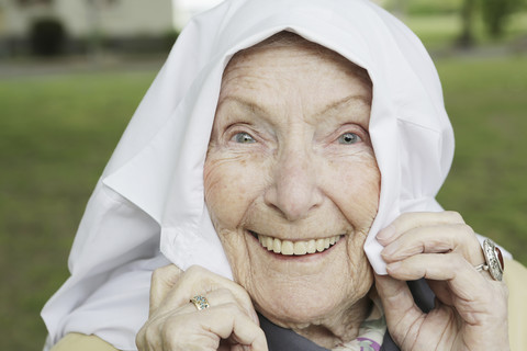 Deutschland, Nordrhein-Westfalen, Köln, Porträt einer älteren Frau beim Scherzen, lizenzfreies Stockfoto