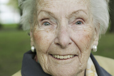 Germany, North Rhine Westphalia, Cologne, Portrait of senior woman, smiling, close up - JAT000163