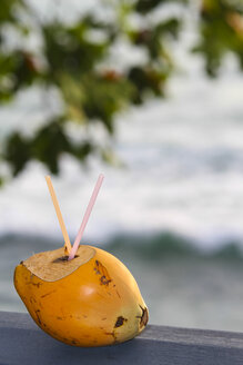 Kokosnussgetränk am Strand - KRP000019