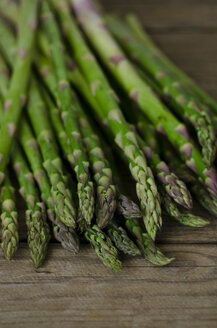 Green asparagus on wooden table, close up - CZ000019