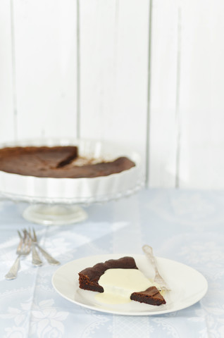 Schokoladentorte mit Vanillepudding im Teller auf dem Tisch, lizenzfreies Stockfoto