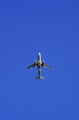 Deutschland, Berlin, Ansicht eines Flugzeugs gegen blauen Himmel - HOH000203