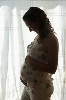 Deutschland, Brandenburg, Silhouette einer jungen schwangeren Frau - BFRF000261