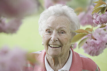 Germany, Cologne, Portrait of senior woman smiling, close up - JATF000200