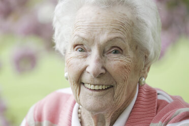 Germany, Cologne, Portrait of senior woman smiling, close up - JATF000199