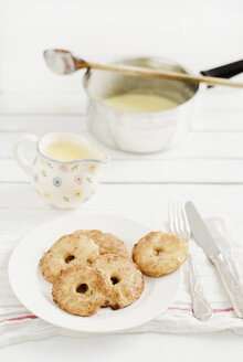 Apple fritters with custard on wooden table, close up - CZF000024