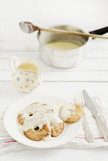 Apfelküchlein mit Pudding auf Holztisch, Nahaufnahme - CZF000023