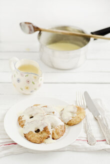 Apple fritters with custard on wooden table, close up - CZF000023