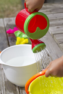 Dänemark, Ringkoebing, Hände eines mit Wasser spielenden Mädchens - JFEF000180