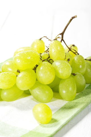 Weintrauben auf Serviette, Nahaufnahme, lizenzfreies Stockfoto