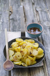 Gebratene Kartoffeln mit Currysauce, Nahaufnahme - ODF000306
