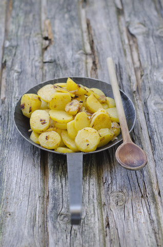 Gebratene Kartoffeln in der Pfanne, Nahaufnahme, lizenzfreies Stockfoto