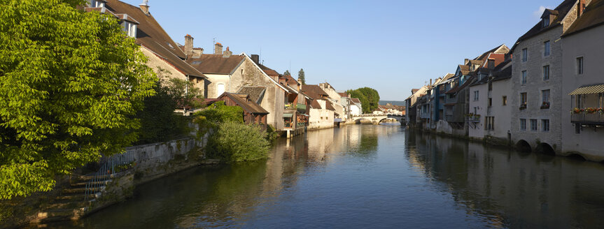 Frankreich, Blick auf ein Dorf am Fluss Loue - DHL000015